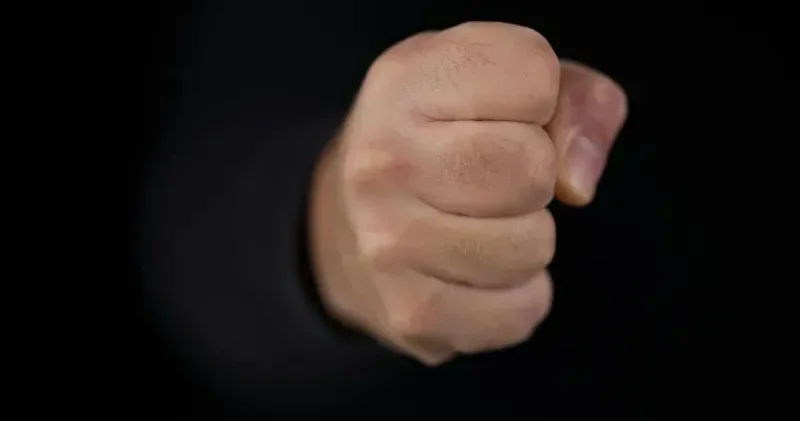 ШҚО да ауруханада өзін агрессивті ұстап, тәртіп сақшыларын балағаттаған ер адам жауапқа тартылды