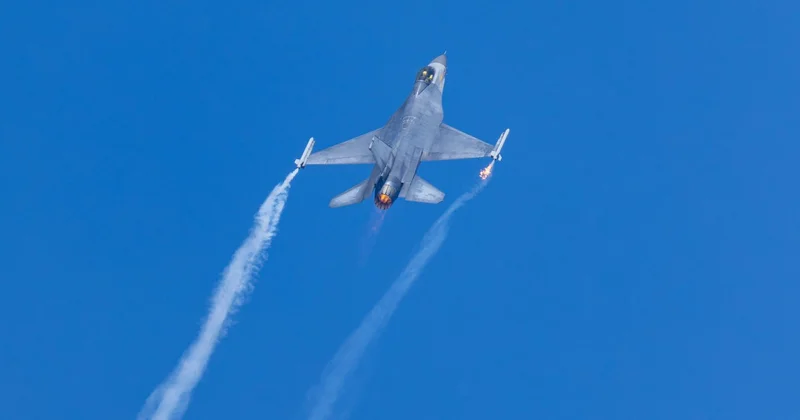 В США во время авиашоу столкнулись два истребителя (ВИДЕО)