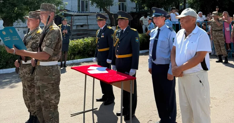 230 ға жуық ұландықтар әскери ант қабылдады