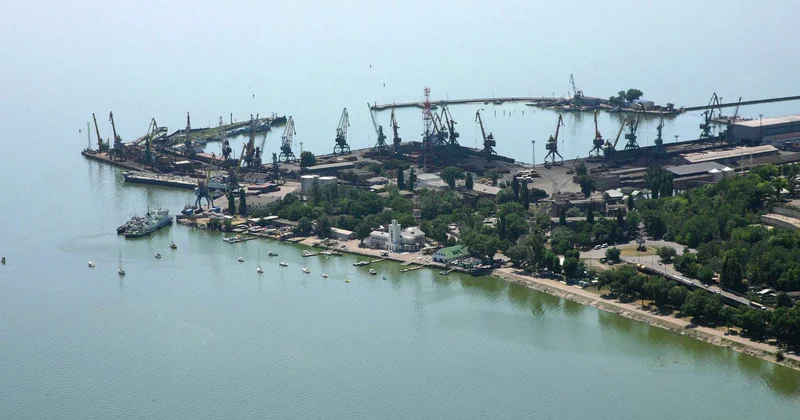 Ресей қарулы күштері Украинаға әскери жүк жеткізбек болған екі кемені жойды