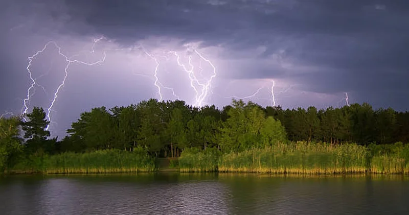 Өңірлерде жаңбыр, найзағай, күндіз бұршақ күтіледі