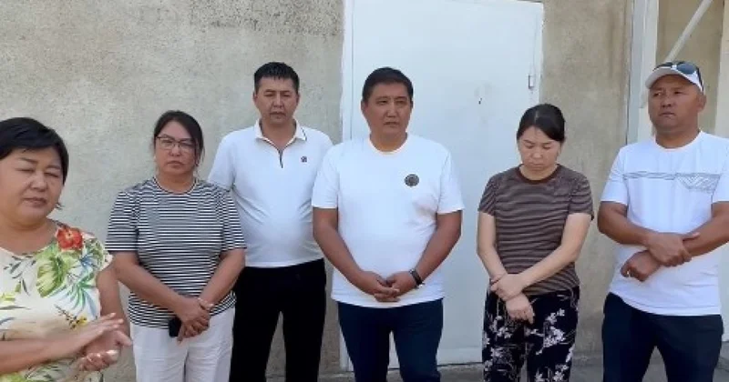 Бакытжан Базарбек с родными пострадавшего в ДТП в Жамбылской области обратились к казахстанцам