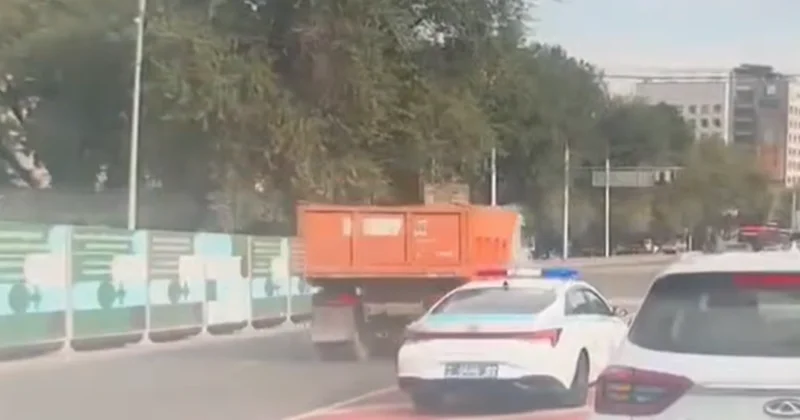 Отказали тормоза? Водитель большегруза едва не протаранил полицейское авто в Алматы
