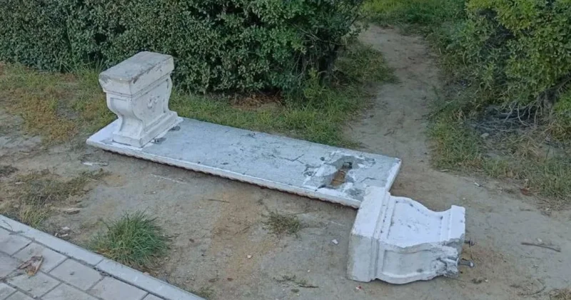 Повредившего бетонные лавочки и монумент вандала арестовали в Актау