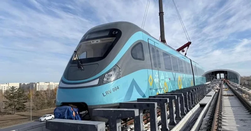 Третий подняли, четвертый на очереди: новые составы LRT устанавливают в Астане