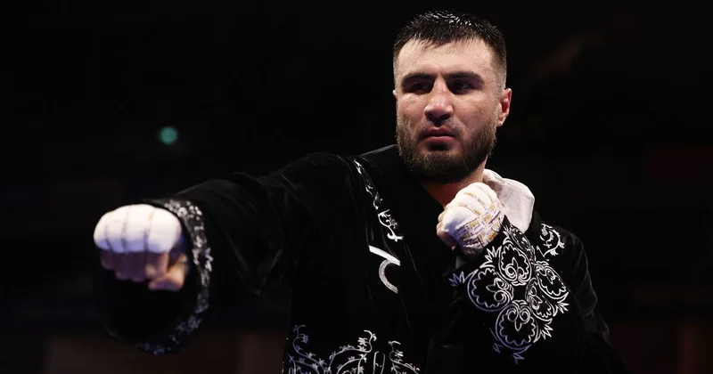 Двукратный олимпийский чемпион Баходир Джалолов оформил нокдаун и разгромил соперника