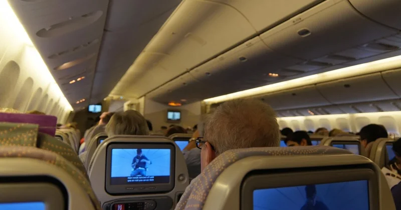 450 долларов исчезли прямо в самолете Air Astana: пассажирка заявила о краже