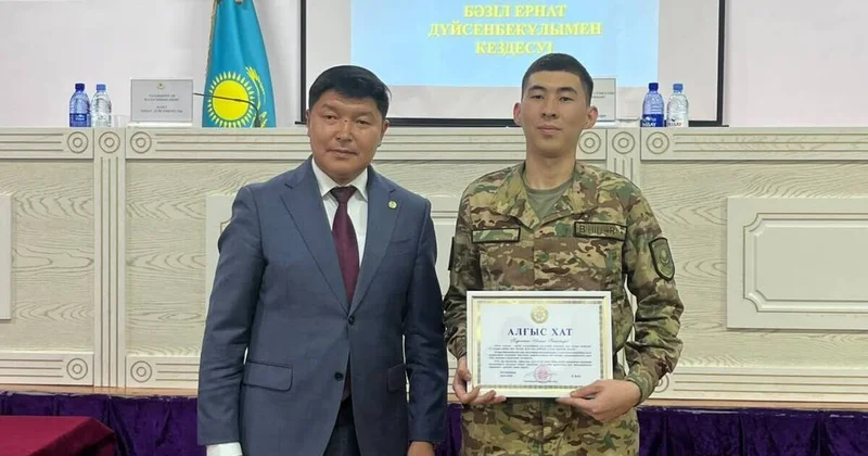 Аким Талдыкоргана наградил шестерых молодых солдат Нацгвардии