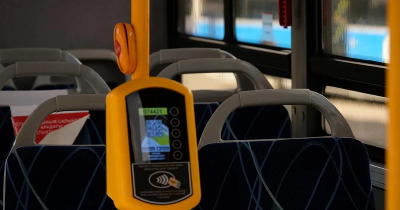 Не успел оплатить : скандал между контролером автобуса и пассажиром довел до полиции