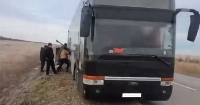 Автобус с иностранцами застрял на трассе в Казахстане: эвакуировали 25 человек
