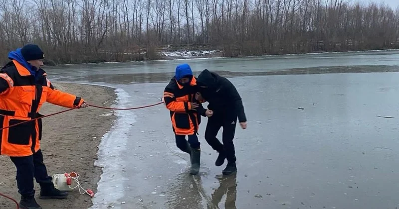 Пьяный мужчина вышел на тонкий лед в Павлодаре: спасатели передали его полицейским