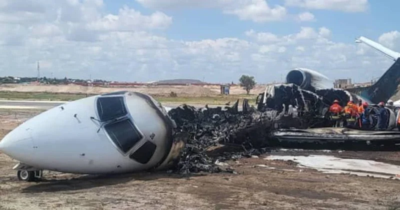 Самолет с министром загорелся в Конго (видео)