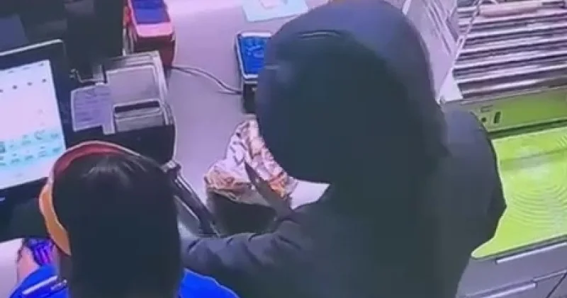 Ақтауда ер адам жанармай құю бекетін тонап кеткен: видео