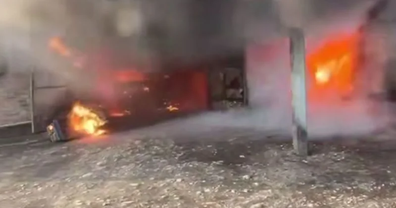 Автомобили загорелись в гараже в ВКО (видео)