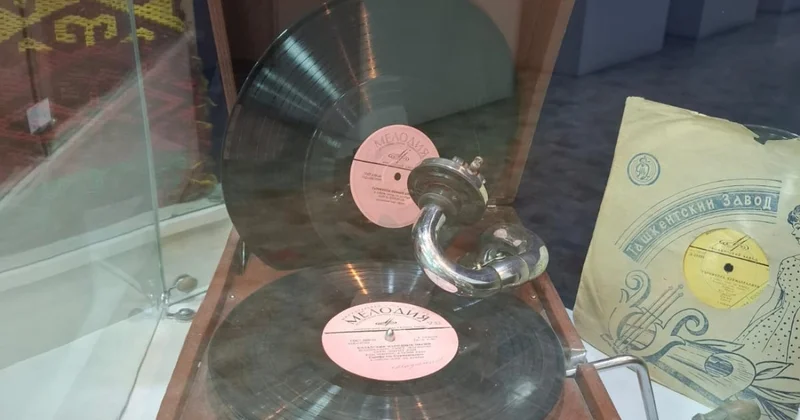 Әйгілі әншінің патефоны