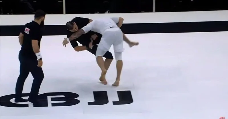 Боец Дамир Исмагулов получил жуткую травму на турнире в Москве (видео)