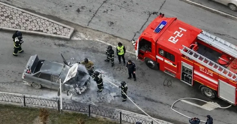 Автомобиль загорелся возле здания областного акимата в Актау (видео)