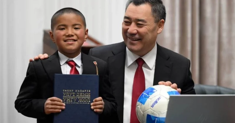 Қырғыз Президенті 4 сынып оқушысына өз телефонын сыйлады