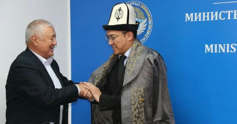 Сел пьяным за руль: оскандалившегося министра с почестями проводили с работы в Кыргызстане (фото)