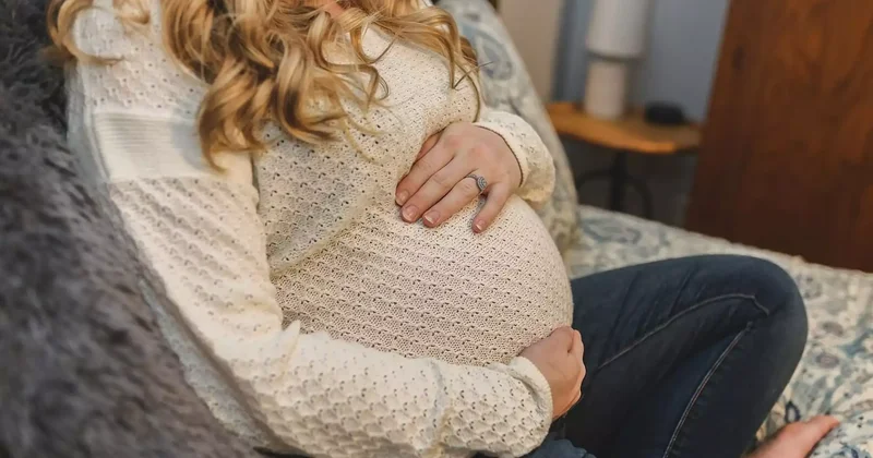 Семейдегі емханада ер адам жүкті әйелдің телефонын тартып алған