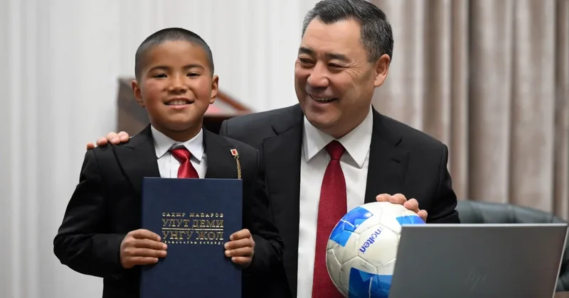 Шёл в школу сквозь метровые сугробы: президент Кыргызстана принял мальчика, ставшего героем популярного видео