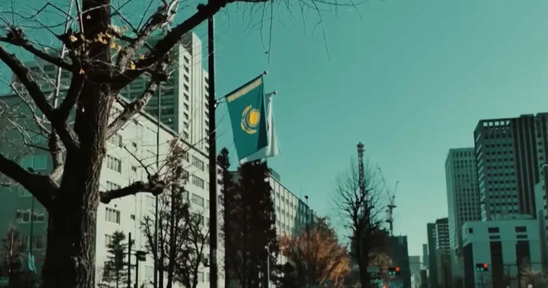 Токио халқы Қазақстан туын фотоға түсіріп жатыр