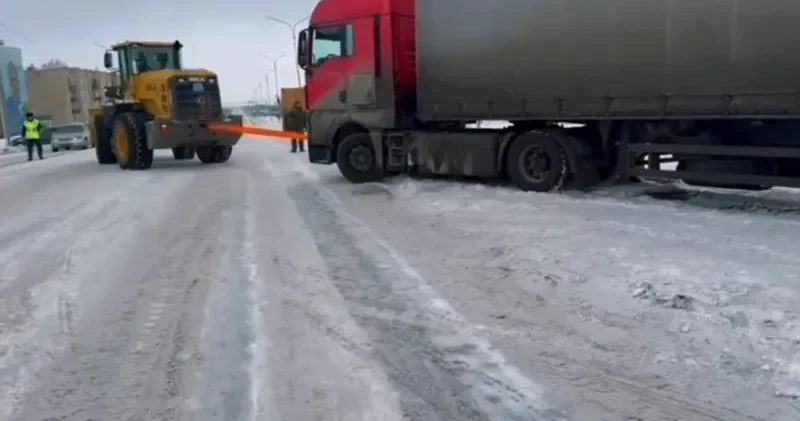 Аягөзде жолда тұрып қалған жүк көлігі өзге жүргізушілерге қолайсыздық туғызды