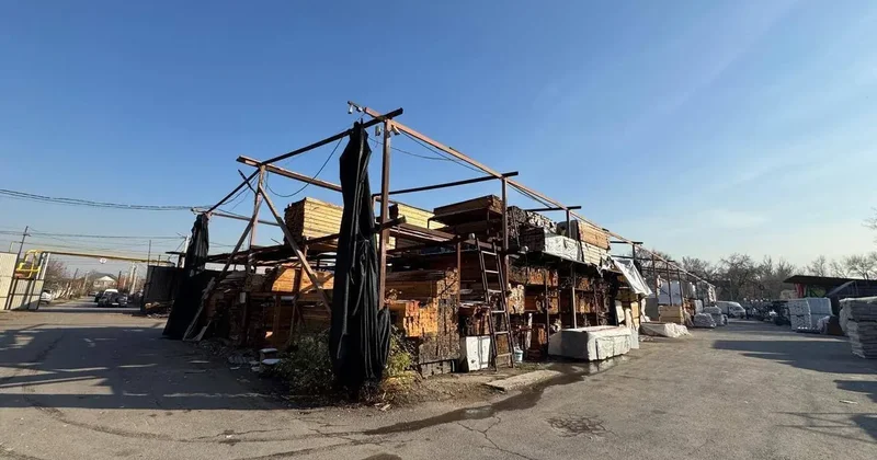 Незаконно возведённый рынок сносят в Алматы по решению суда