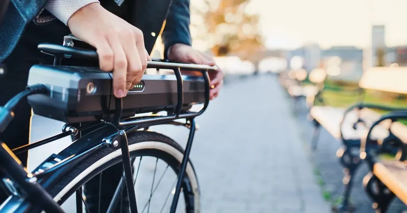"Появилась новая проблема". Водители мопедов массово пересели на электровелосипеды в Алматы