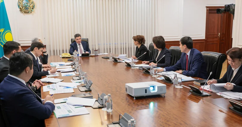 Олжас Бектенов денсаулық сақтау саласын цифрландыру және қаржылық тәртіп мәселесі бойынша кеңес өткізді