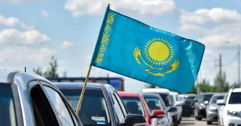 Қазақстандықтар көліктеріне мемлекеттік туды еркін іле алады