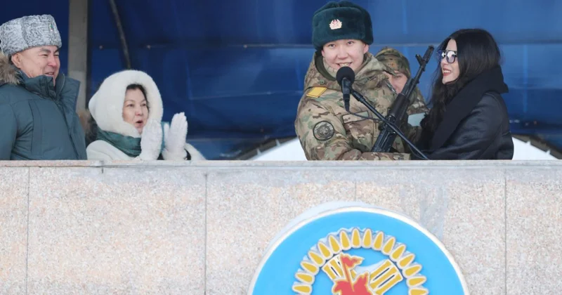 Ант беру рәсіміндегі тосынсый: Астанада сарбаз сүйіктісіне ұсыныс жасады