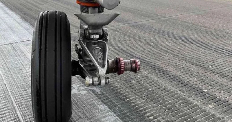 Переднее колесо шасси отлетело у самолета во время жесткой посадки в США (видео)