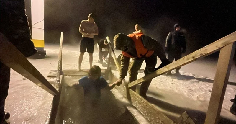 Вопреки морозам: почти тысяча человек искупалась в Крещенскую ночь на водоемах ВКО