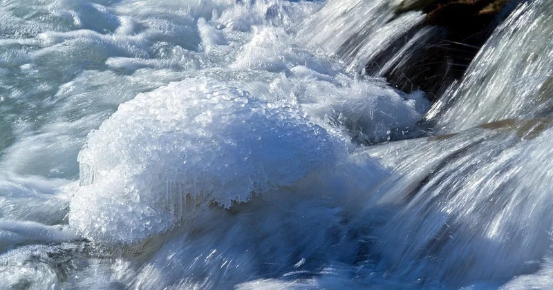 Прорвавшийся поток реки Есентай встревожил казахстанцев (ВИДЕО)