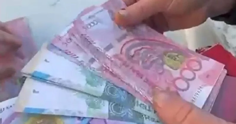 Женщину с пачкой сувенирных купюр задержали в Актобе после заявлений продавцов рынка