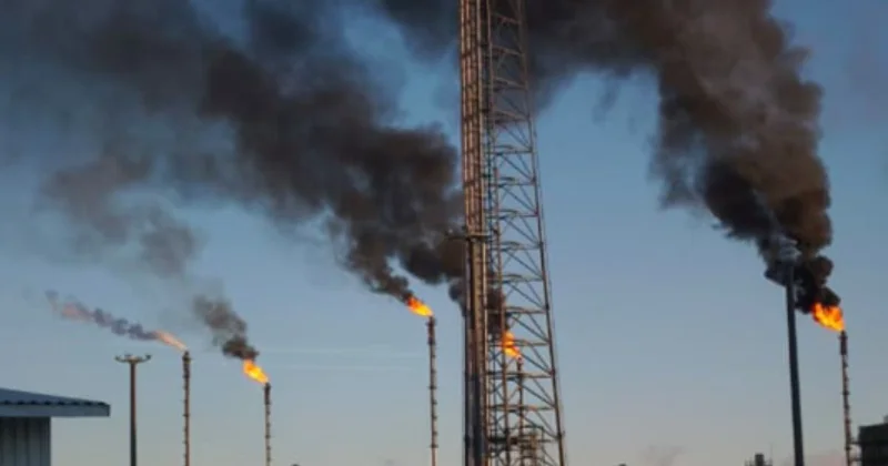 Теңіздегі қою қара түтін: не болып жатыр?