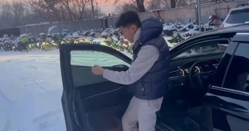 Полицейские заставили жителя Алматы снять тонировку с автомобиля (видео)