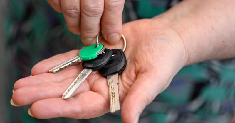 Үйсіз күйсіз қалды: Павлодарлық зейнеткер алаяқтардың арбауымен баспанасын сатып жіберген