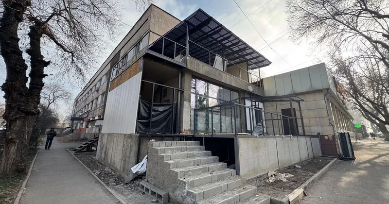 Незаконную пристройку к многоэтажке снесли в Алматы