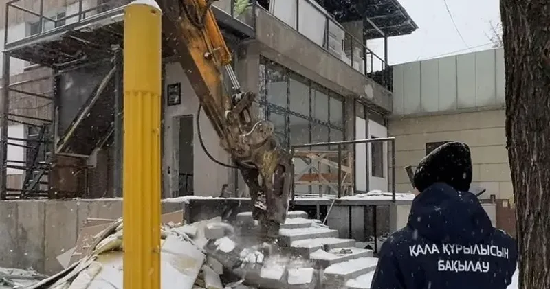 Алматыда тұрғын үйге жапсарлас салынған заңсыз қосалқы нысан сүрілді