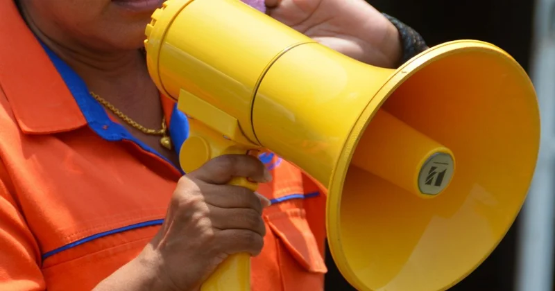 Женщина два года оскорбляла соседей по ночам с помощью мегафона