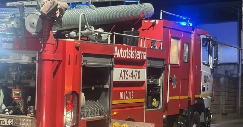 Эвакуировано 74 человека: пожар произошел в 13 этажном доме в Астане (ВИДЕО)