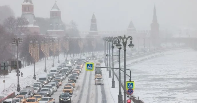 Мәскеуге жауған қалың қардан кептеліс үдеп, такси бағасы шарықтады