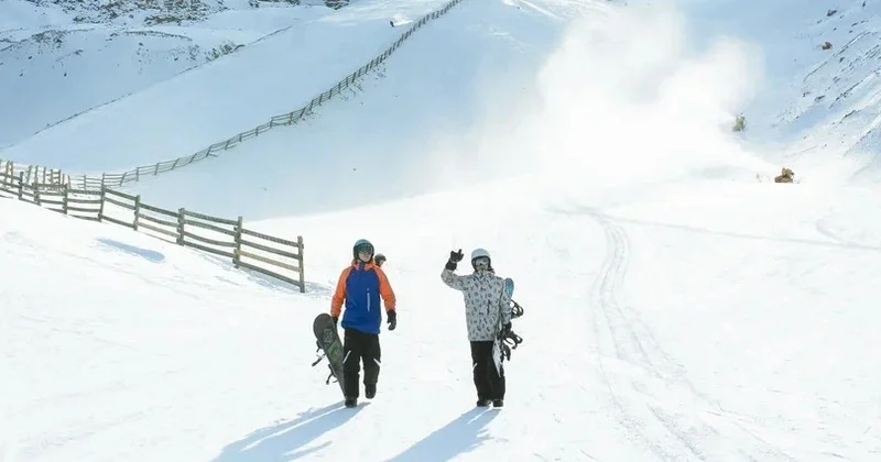 Ski Patrol қызметкерлері қар құрсауында қалған адамды аман алып қалды