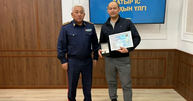 Мужчину, не давшего похитить девочку на остановке в Таразе, наградили