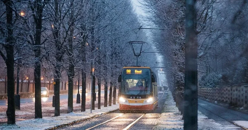 Трамвай загорелся прямо на путях в Темиртау (ВИДЕО)