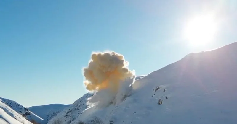 Лавину спустили на автодороге Алматы БАО (ВИДЕО)