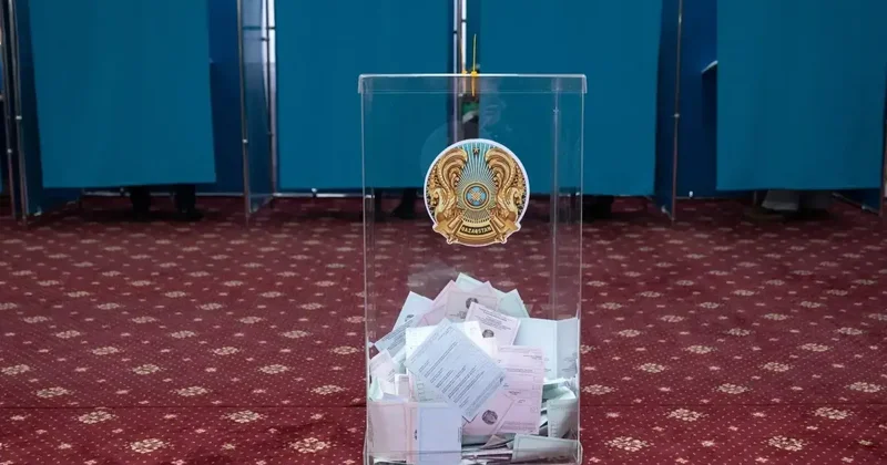 Обратный отсчёт дней до референдума запустили на знаковых объектах Алматы и Астаны