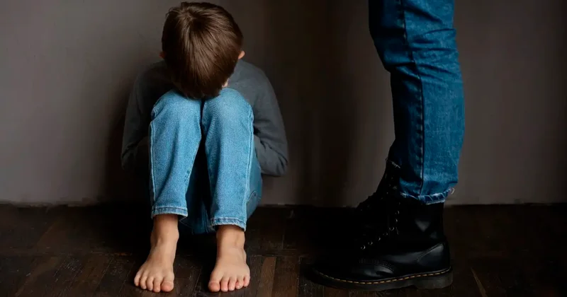 Дважды хватал за ухо: мужчине вынесли приговор за применение силы к ребёнку в Костанайской области